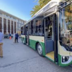 Chico eléctrico: buses gratis en la ciudad moderna